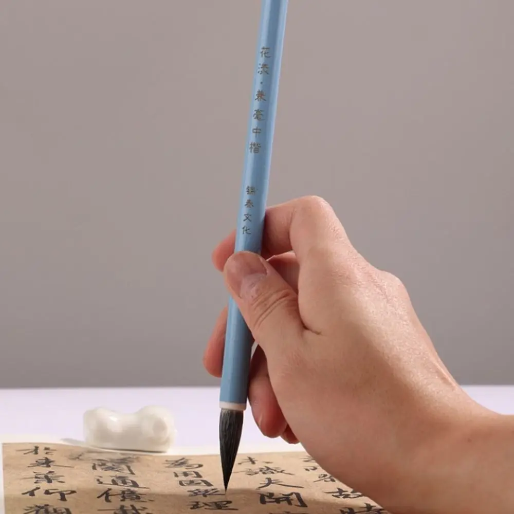 Pincel chino en uso sobre papel