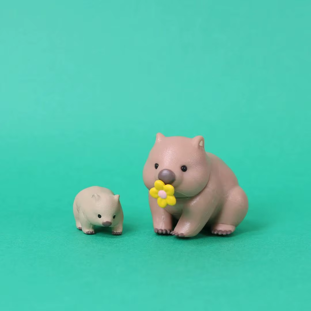 Tarlin Figura de juguete wombat gris con cría para niños - imagen 2