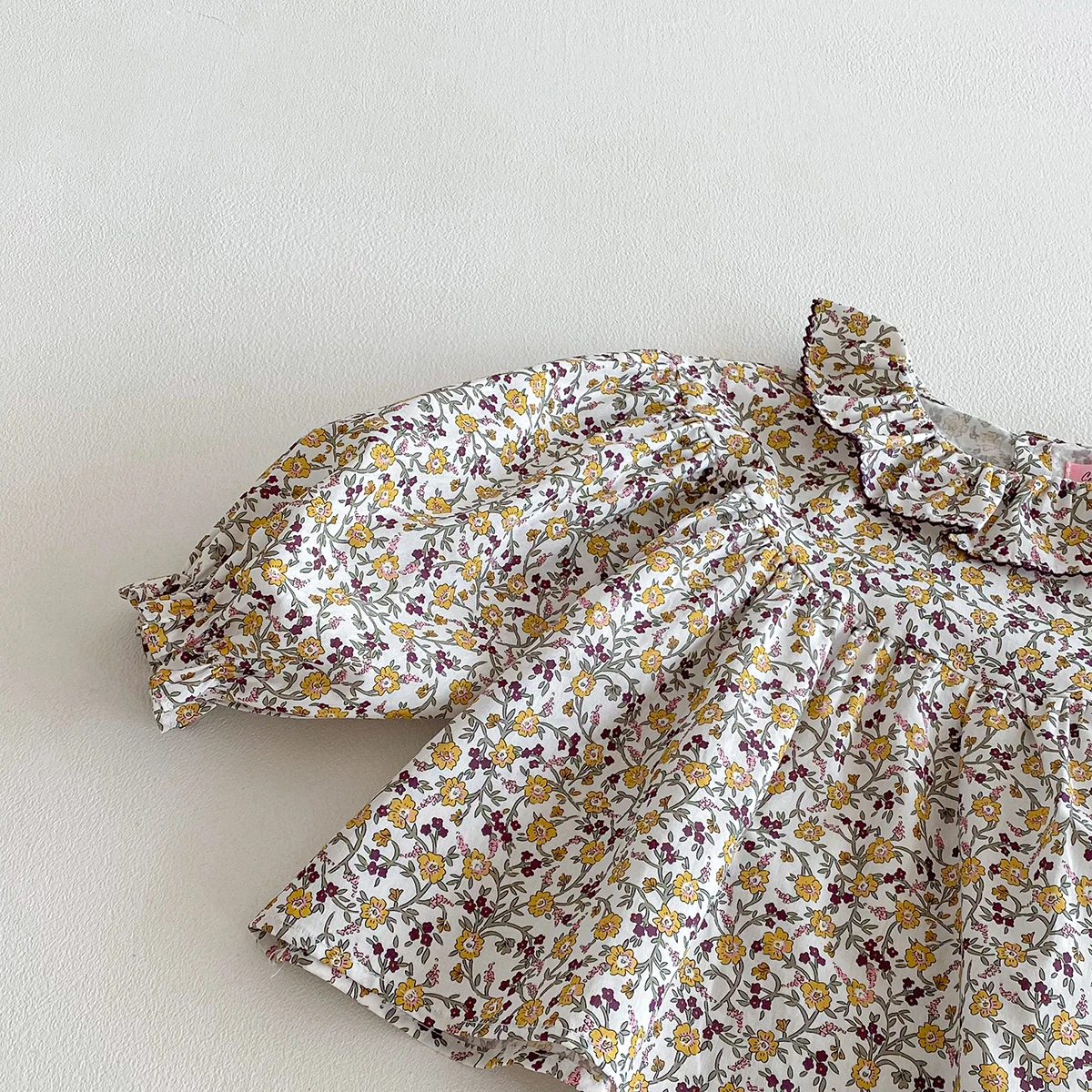 Blusa floral para niña con volantes y mangas abullonadas