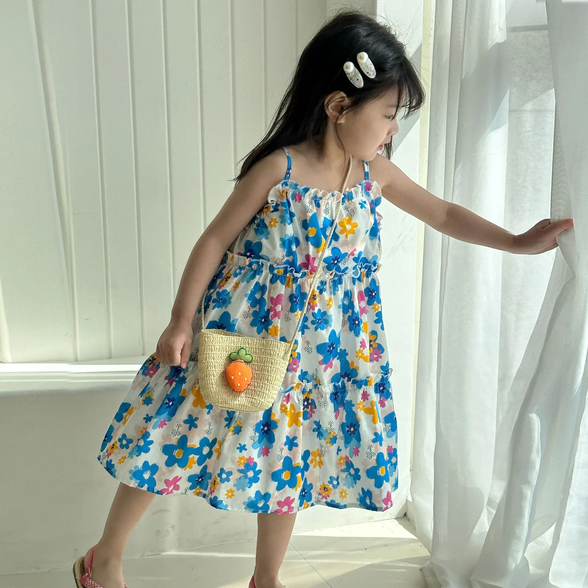 Vestido veraniego de algodón para niña con flores y bandolera - imagen 3