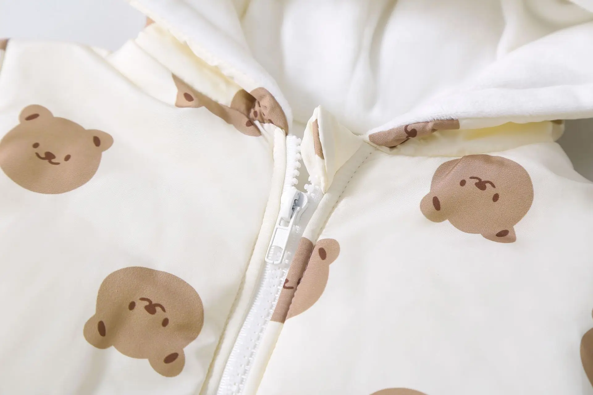 Versión trasera mostrando capucha y costuras