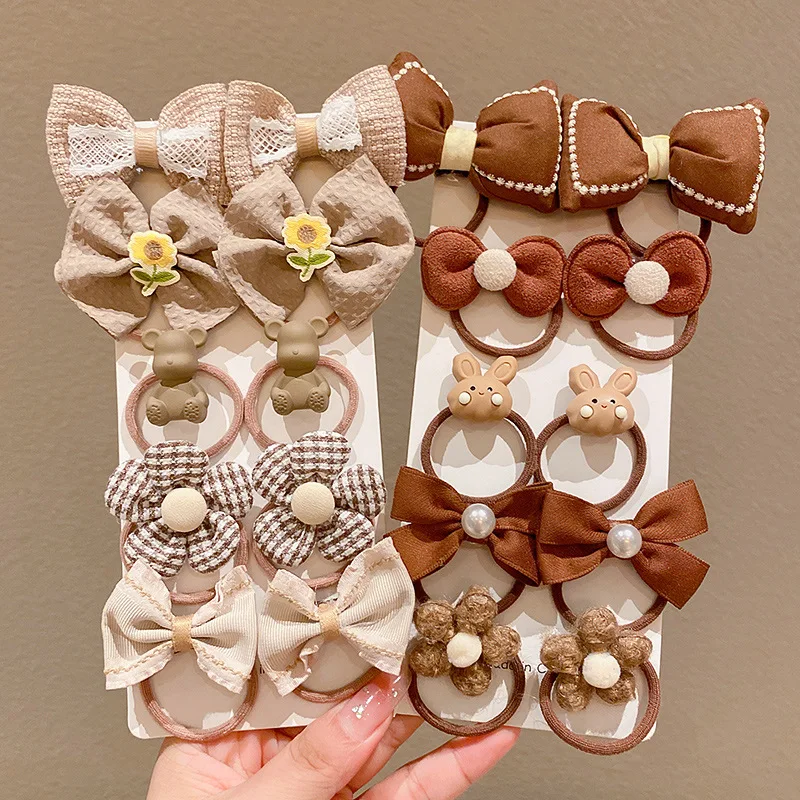 Accesorios capilares para niña en tono neutro
