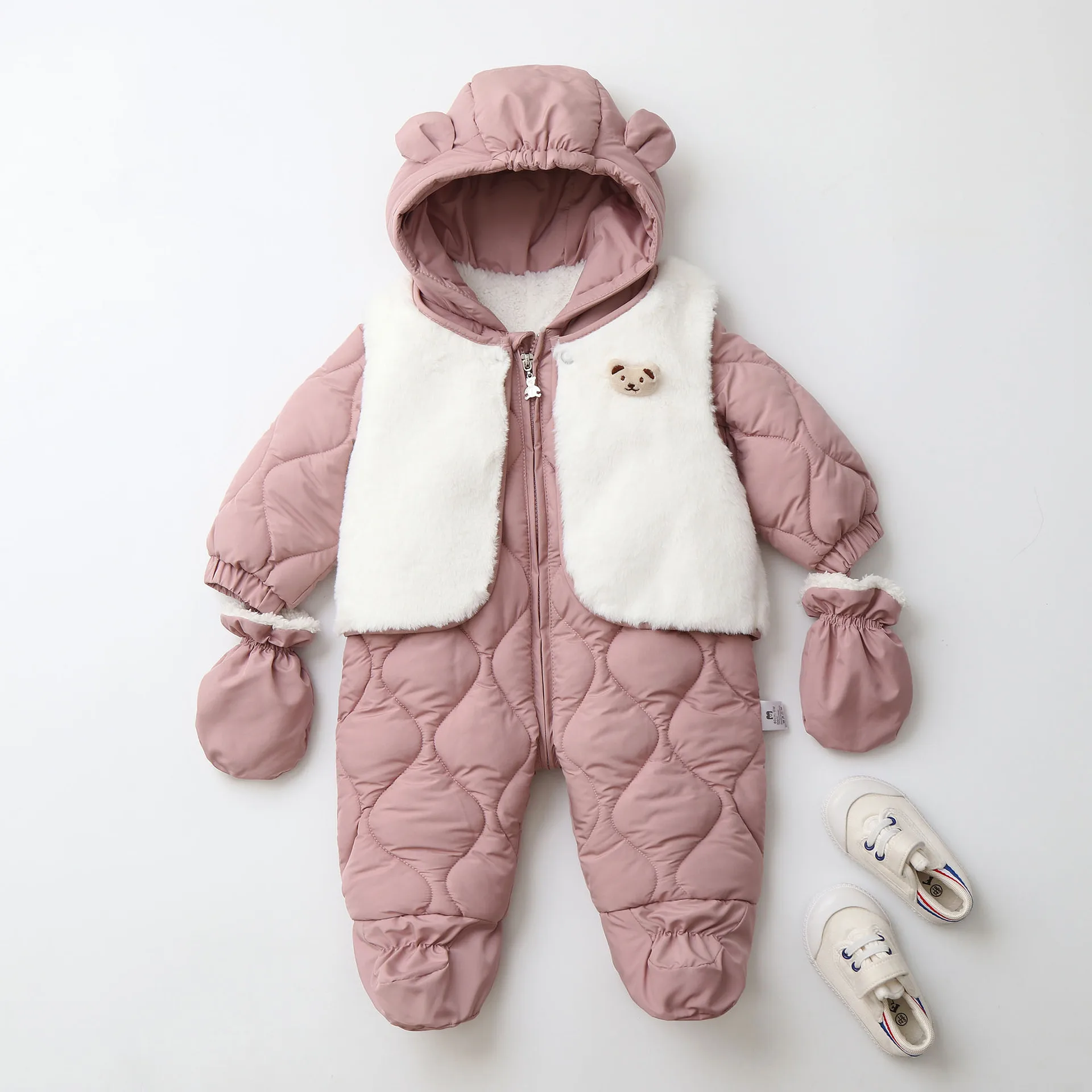 Bebé con el conjunto de invierno completo
