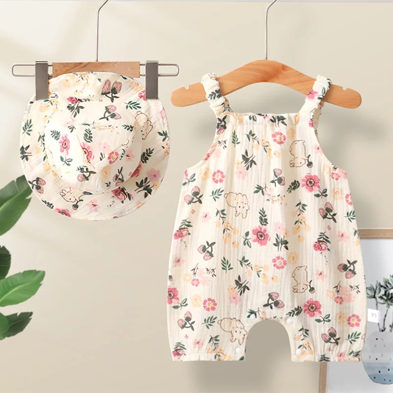 Detalle de estampado de conejito en traje de verano para bebé