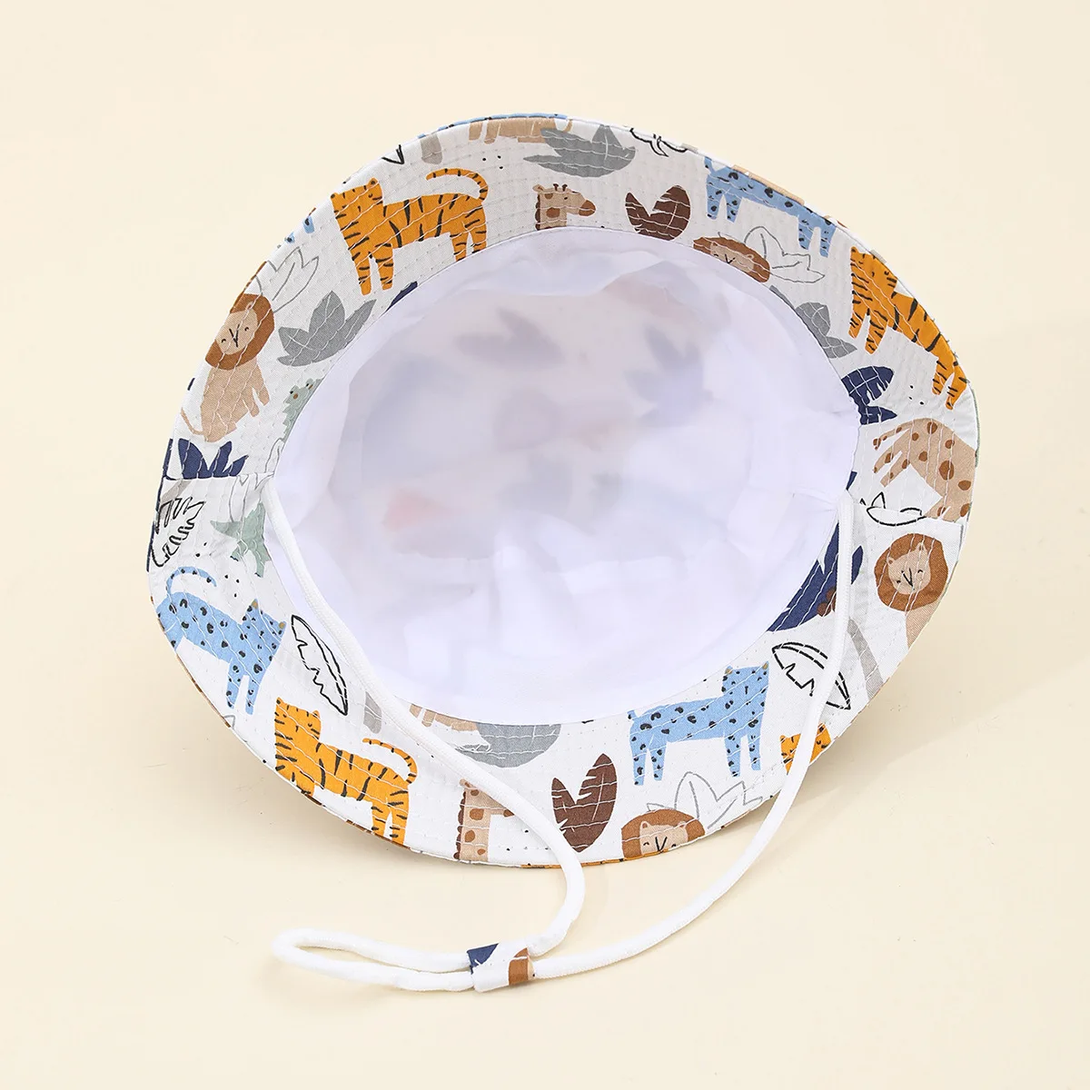 Sombrero bucket infantil con colores vivos y look casual