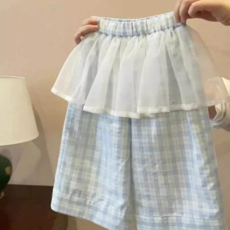 Niño jugando con los pantalones de malla en el parque