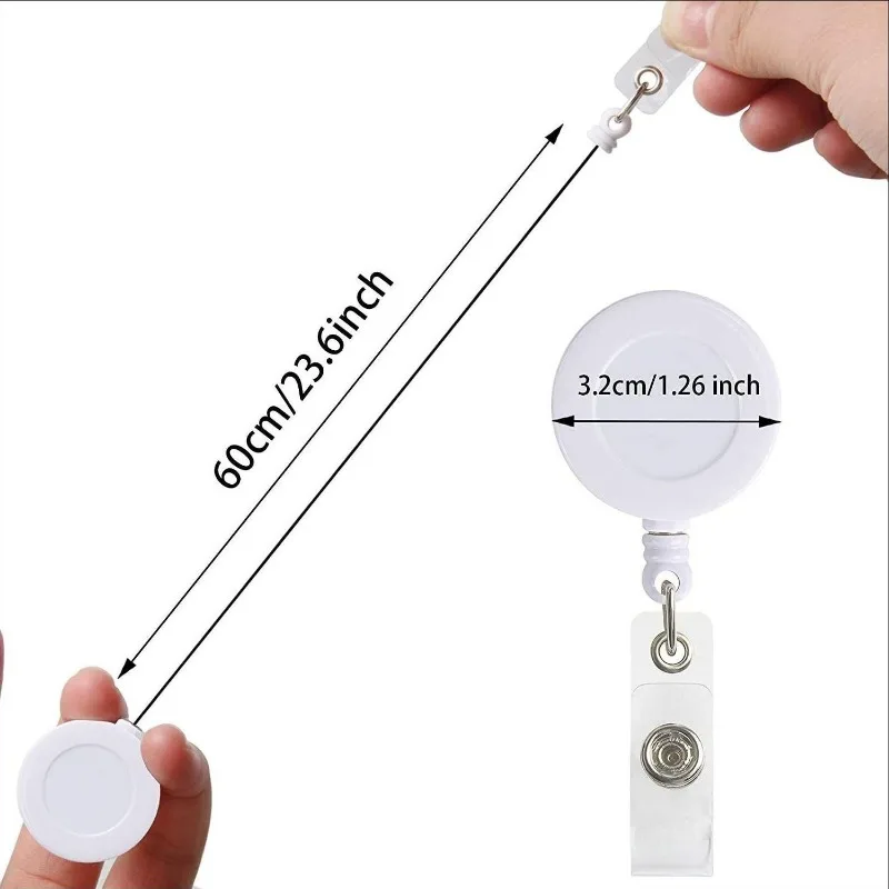 Uso del cordón en una bata médica mostrando la tarjeta visible