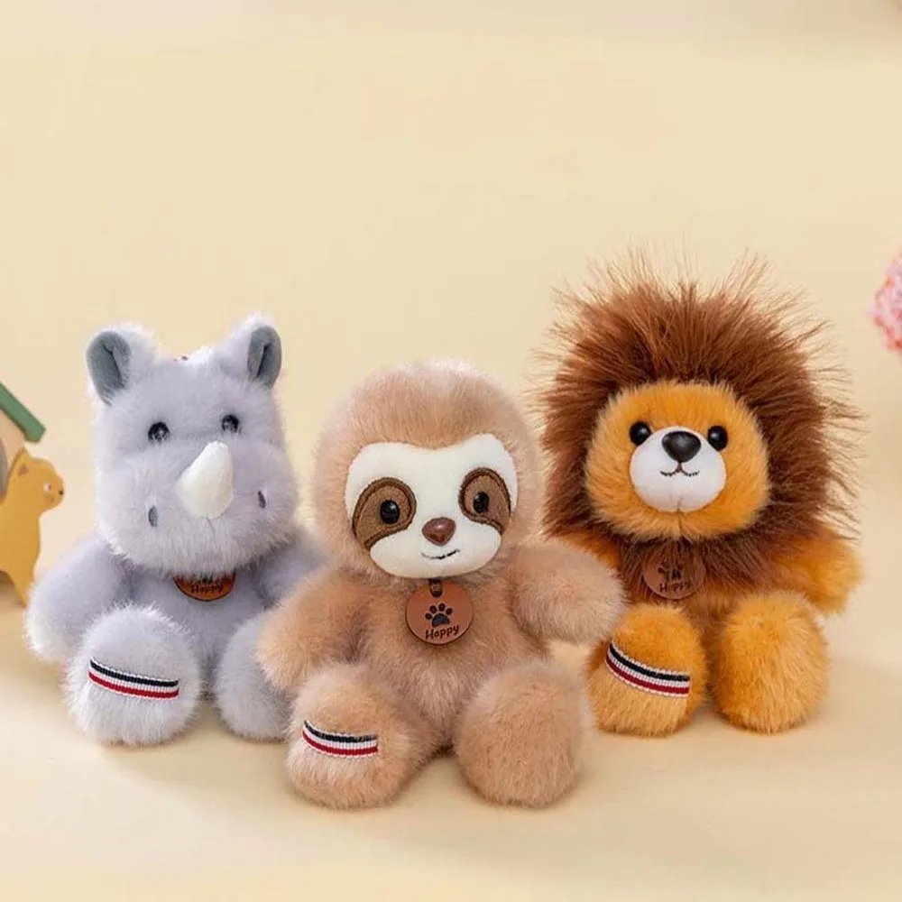 Detalle de llavero de peluche y anillo metálico
