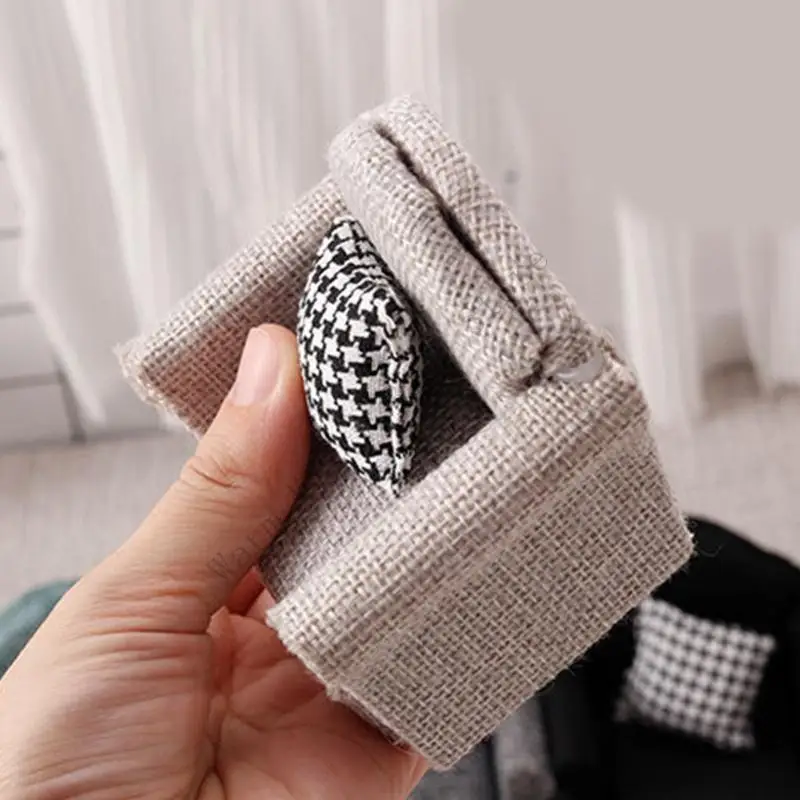 XXFE Sofá de Felpa Miniatura con Almacenamiento – Casa Muñecas 1/12 - imagen 4