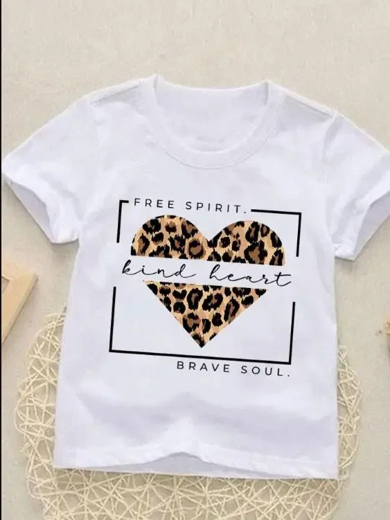 Detalle de la camiseta infantil de manga corta