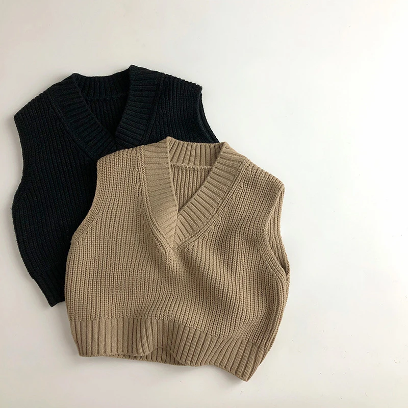 Chaleco de punto para niño en color beige