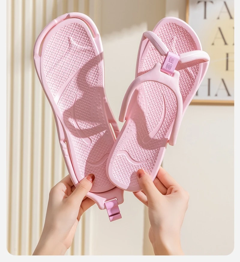 Vista de detalle de las pantuflas para uso en interior y exterior