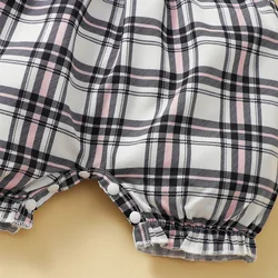 Pelele de verano a cuadros con sombrero para recién nacida