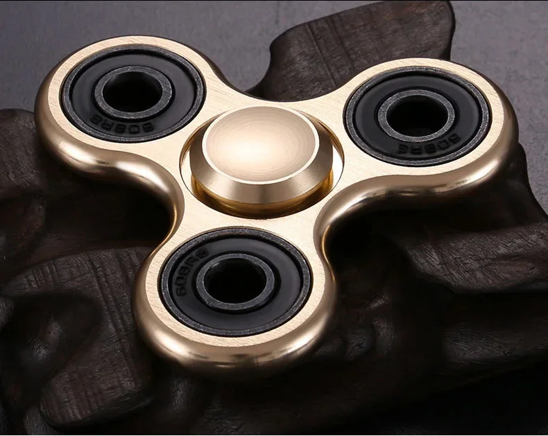 Spinner girando sobre una superficie de madera