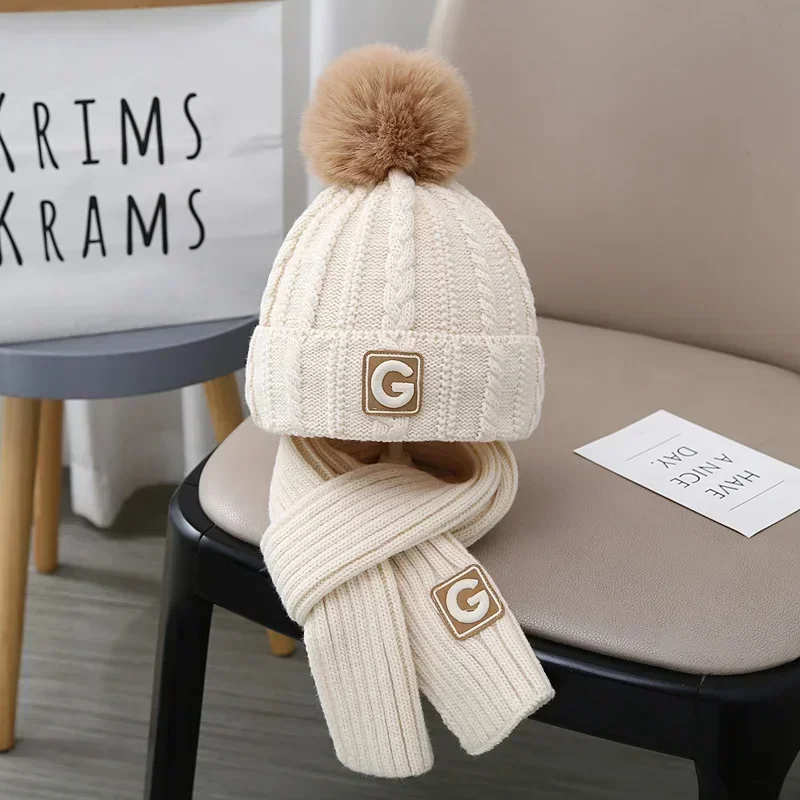 Gorro de punto cálido para bebé con bufanda color café