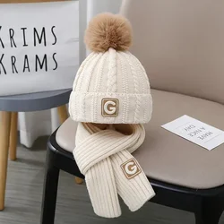 Gorro de punto cálido para bebé con bufanda color café