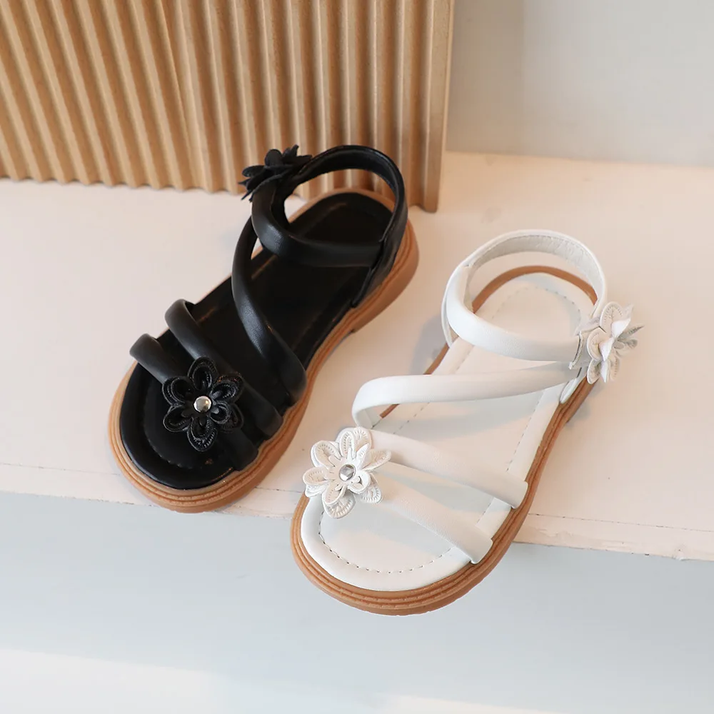 Vista de las sandalias infantiles en estilo veraniego