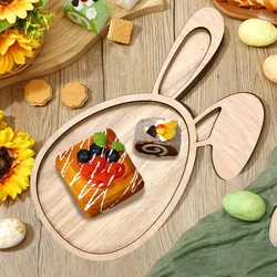 Bandeja de madera para servir conejitos de Pascua y frutas