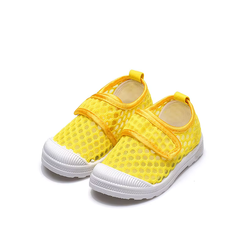 Zapatillas en pie sobre superficie plana