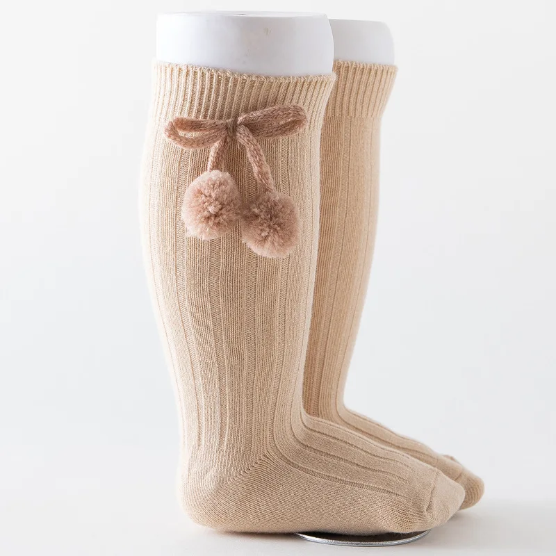 Calcetines de niña con bola de cereza – Estilo princesa sin costuras - imagen 3