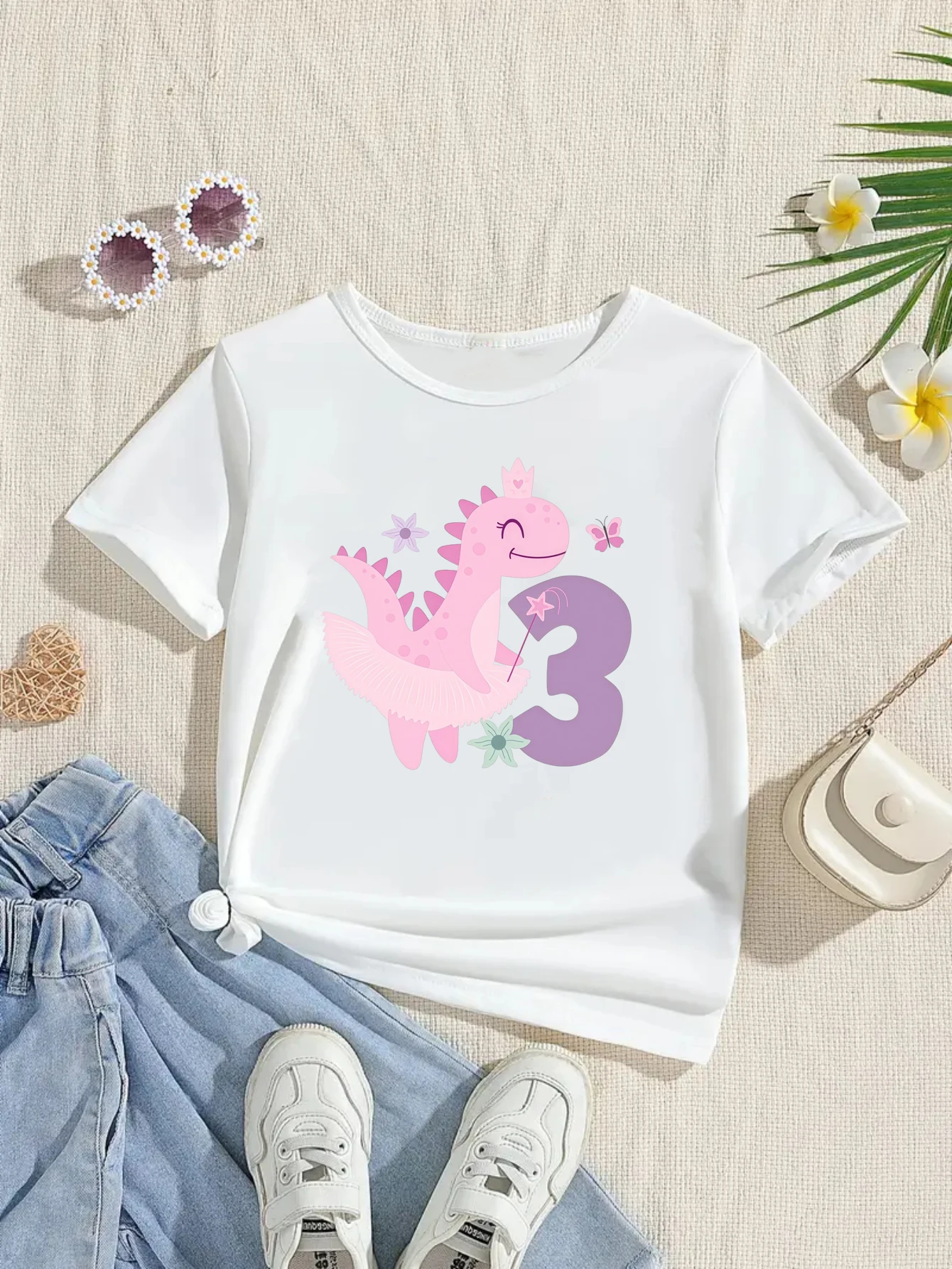 Camiseta infantil de mariposas y dinosaurios con nombre personalizado - imagen 2