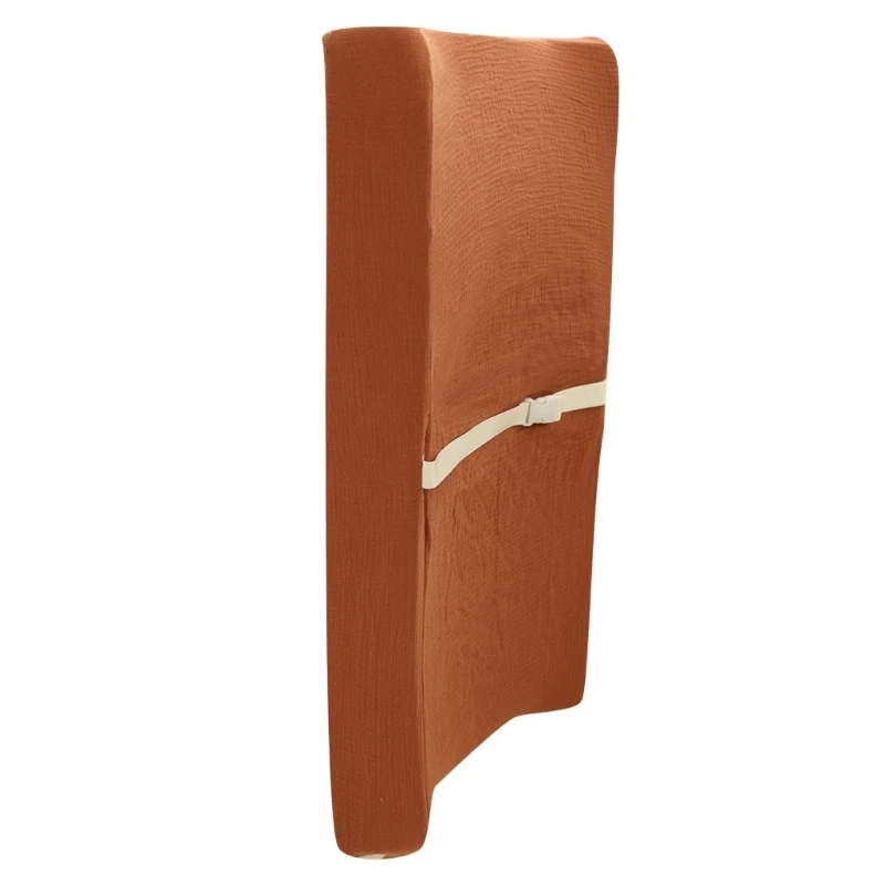 Una almohada marrón con una correa blanca