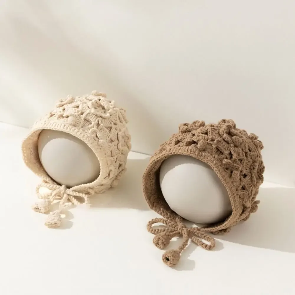 Gorro de niña flores caladas tejido a mano, cubreorejas otoño-invierno - imagen 5