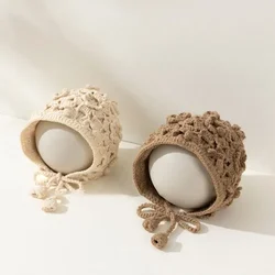 Gorro de niña flores caladas tejido a mano, cubreorejas otoño-invierno