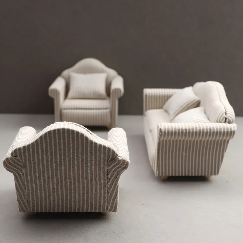 Sofá mini beige para casa de muñecas con cojines - imagen 2