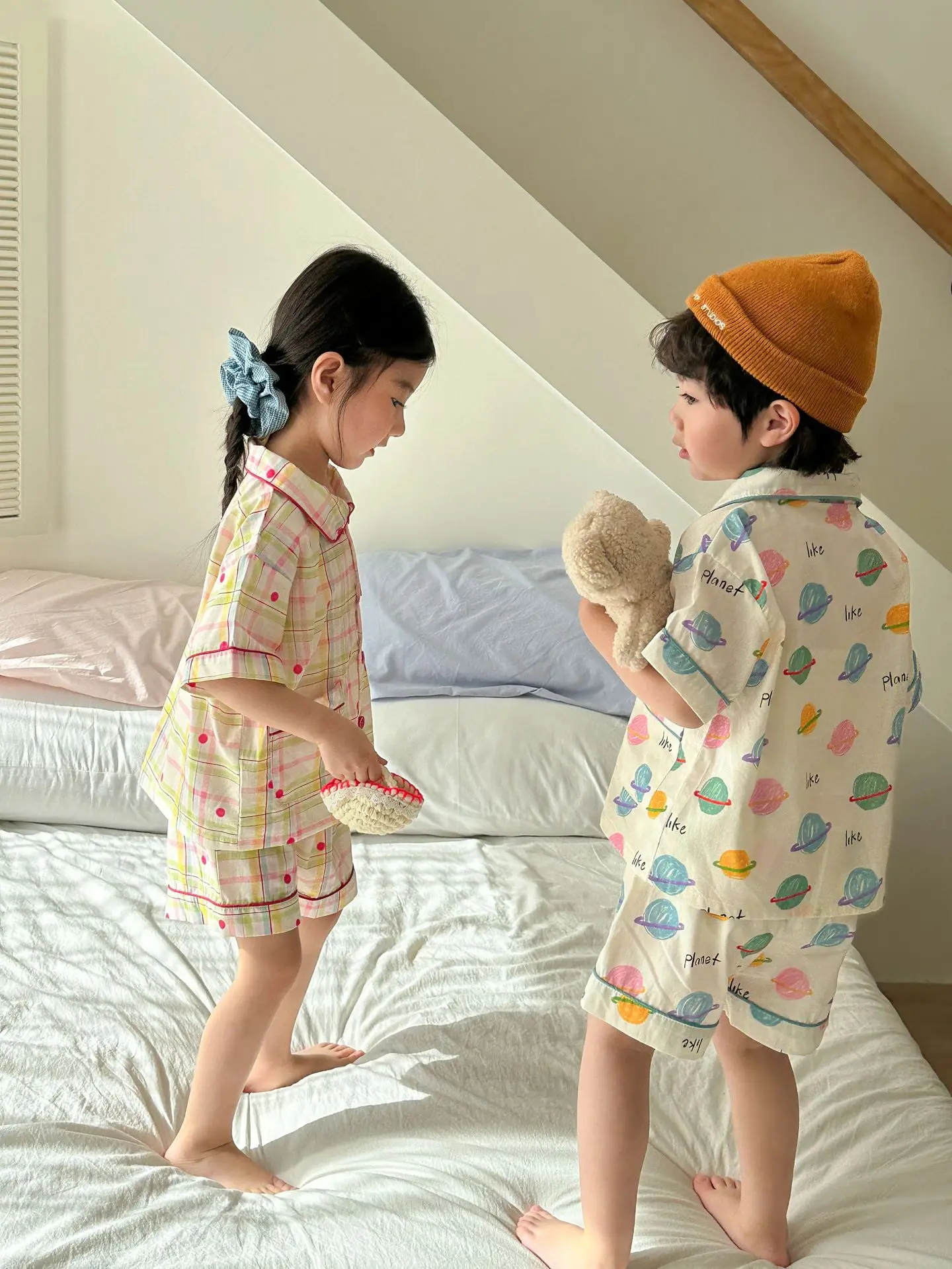 Pijama infantil con estampado de planeta a cuadros