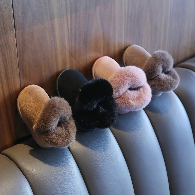 Botas puestas en bebé caminante