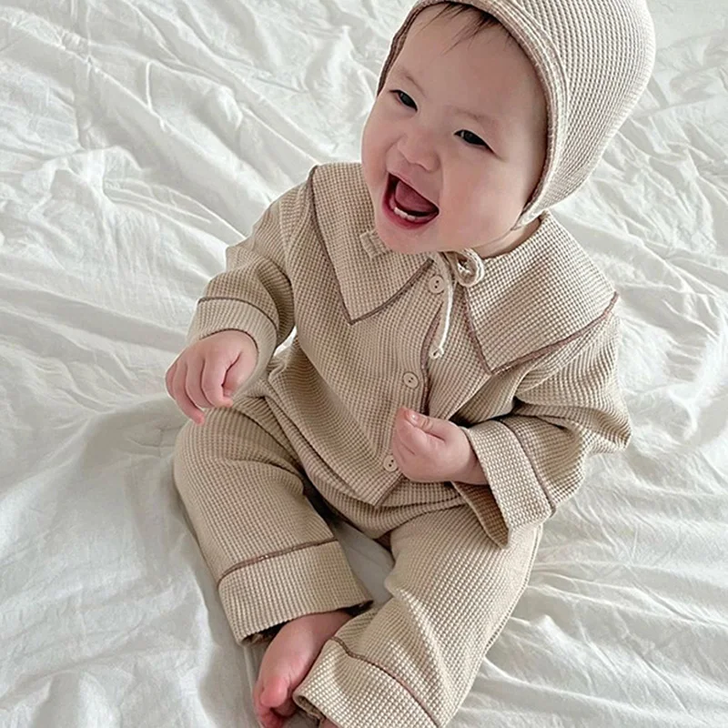 Conjunto de otoño para bebé: abrigo gofre, pantalón y gorro coreano