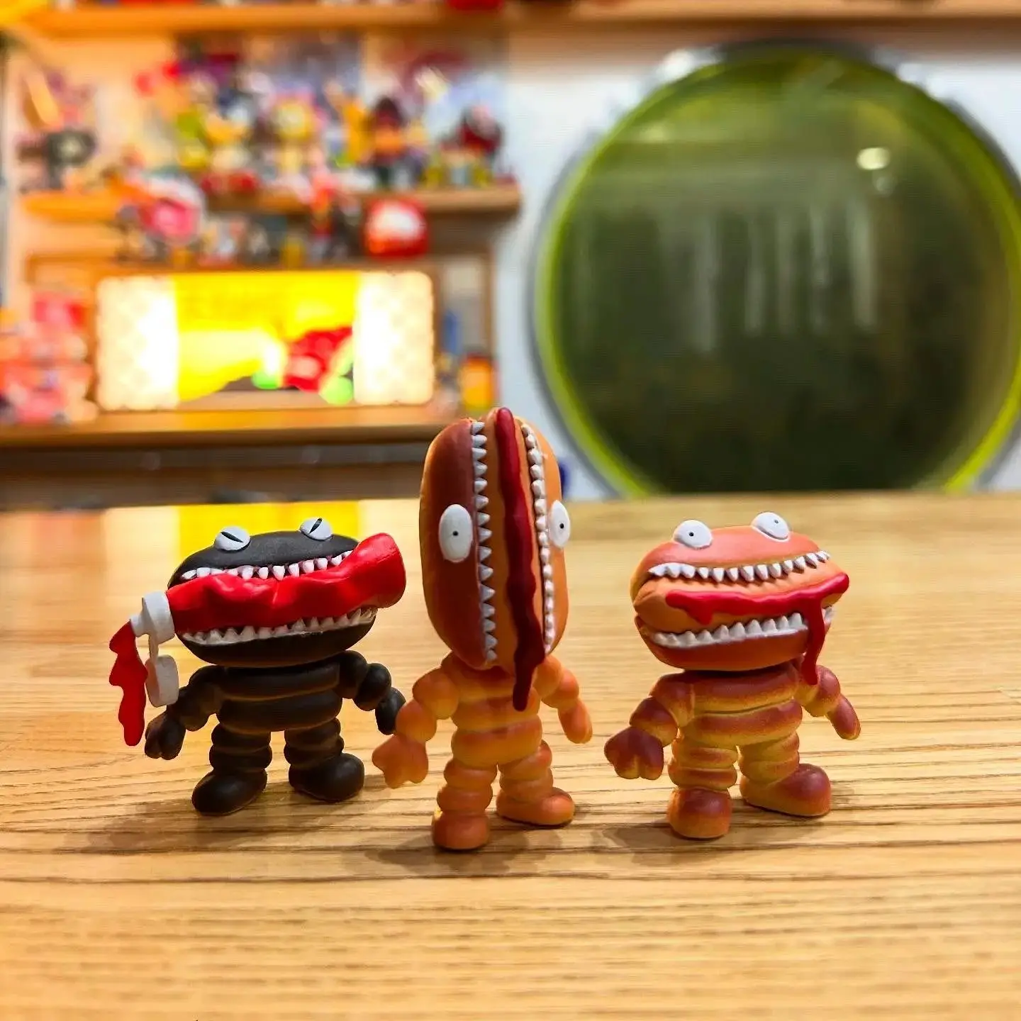 Stasto figura de colección: monstruo gris en cápsula para niños