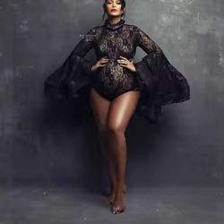 Vestido de maternidad de encaje con transparencias y manga murciélago