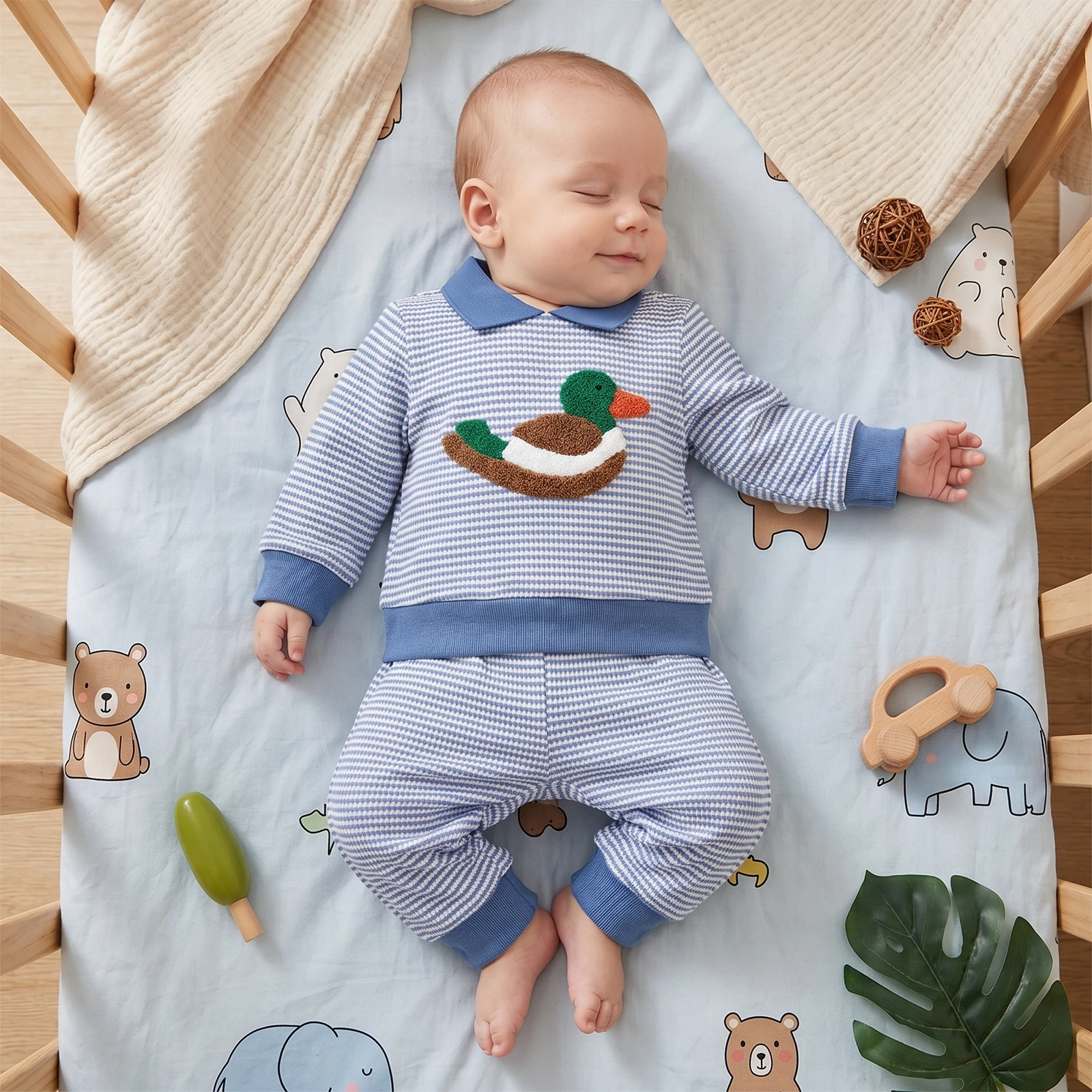 Conjunto de otoño para bebé niño con pato, sudadera a rayas y pantalón - imagen 3
