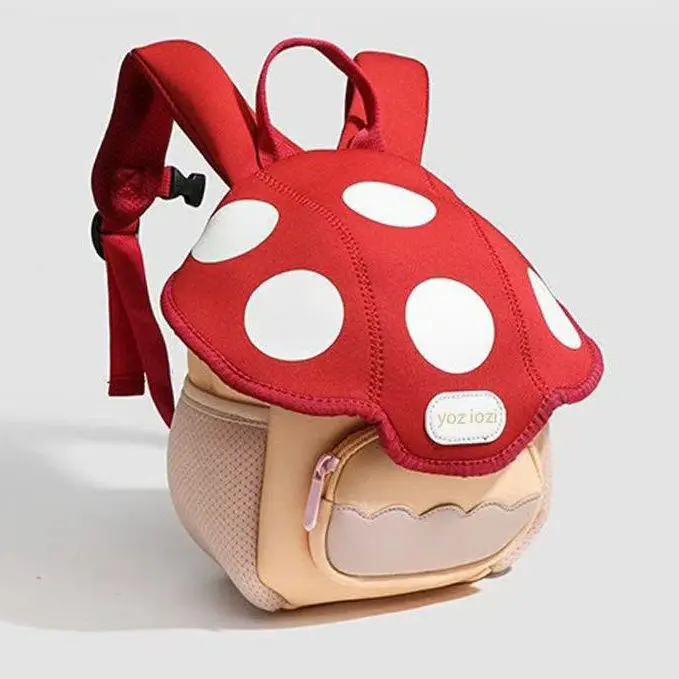 Niña con la mochila seta