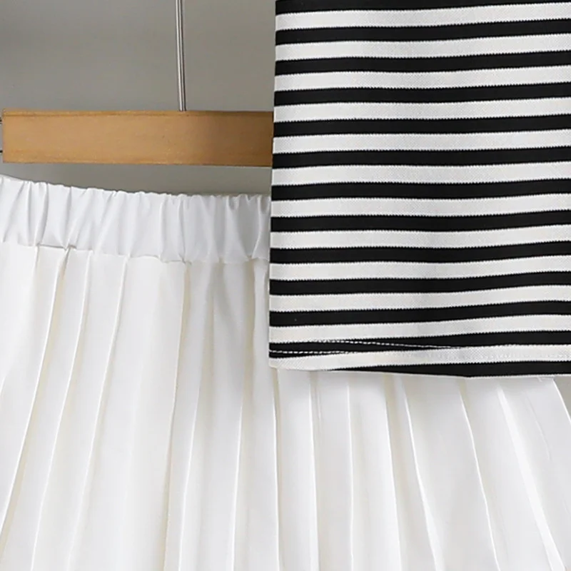 Conjunto de niña de verano con top a rayas y falda escalonada - imagen 4