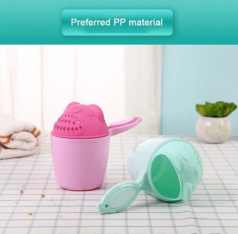 Gorro visera bebé en uso durante el baño, mostrando protección facial