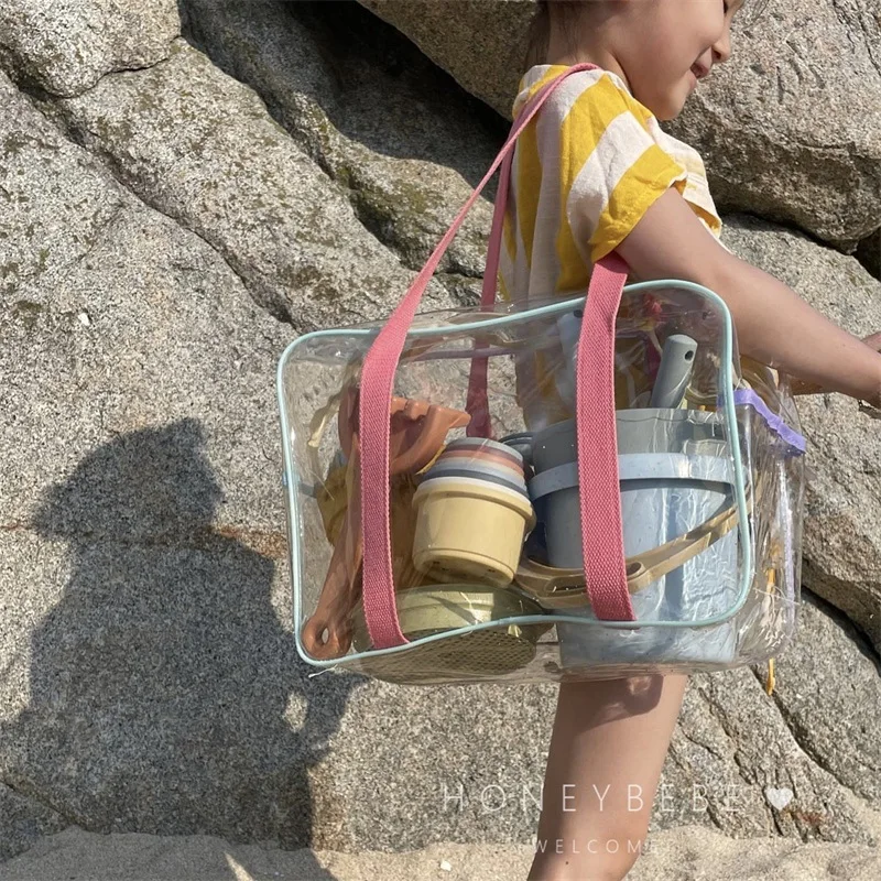 Bolsa playera con artículos de bebé organizados