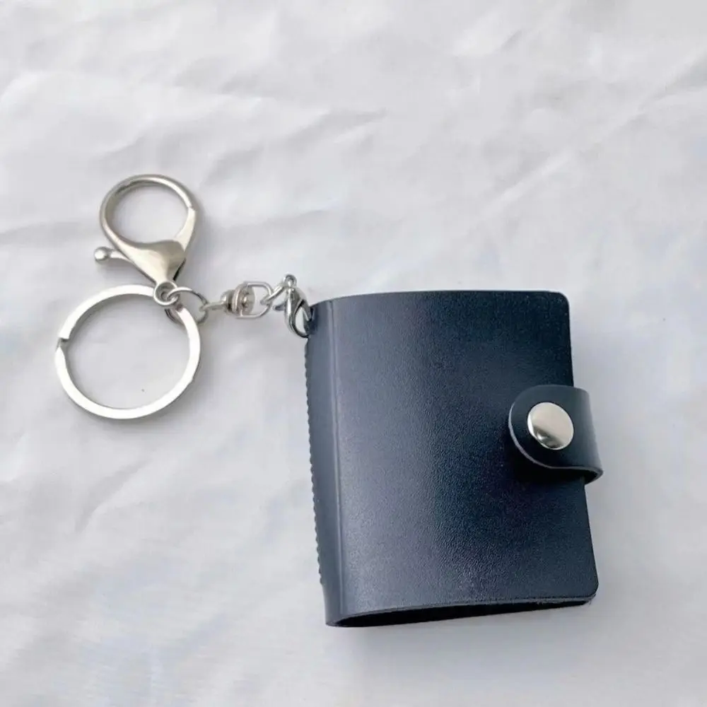 Mini álbum colgado de una mochila en uso cotidiano