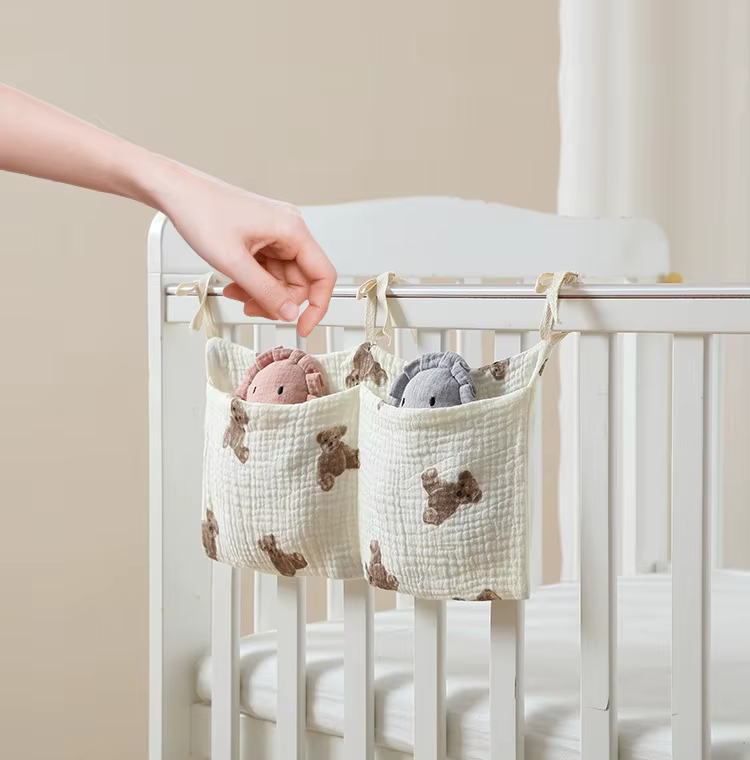 Bolsa colgante gris con varios bolsillos y juguete de peluche colgando