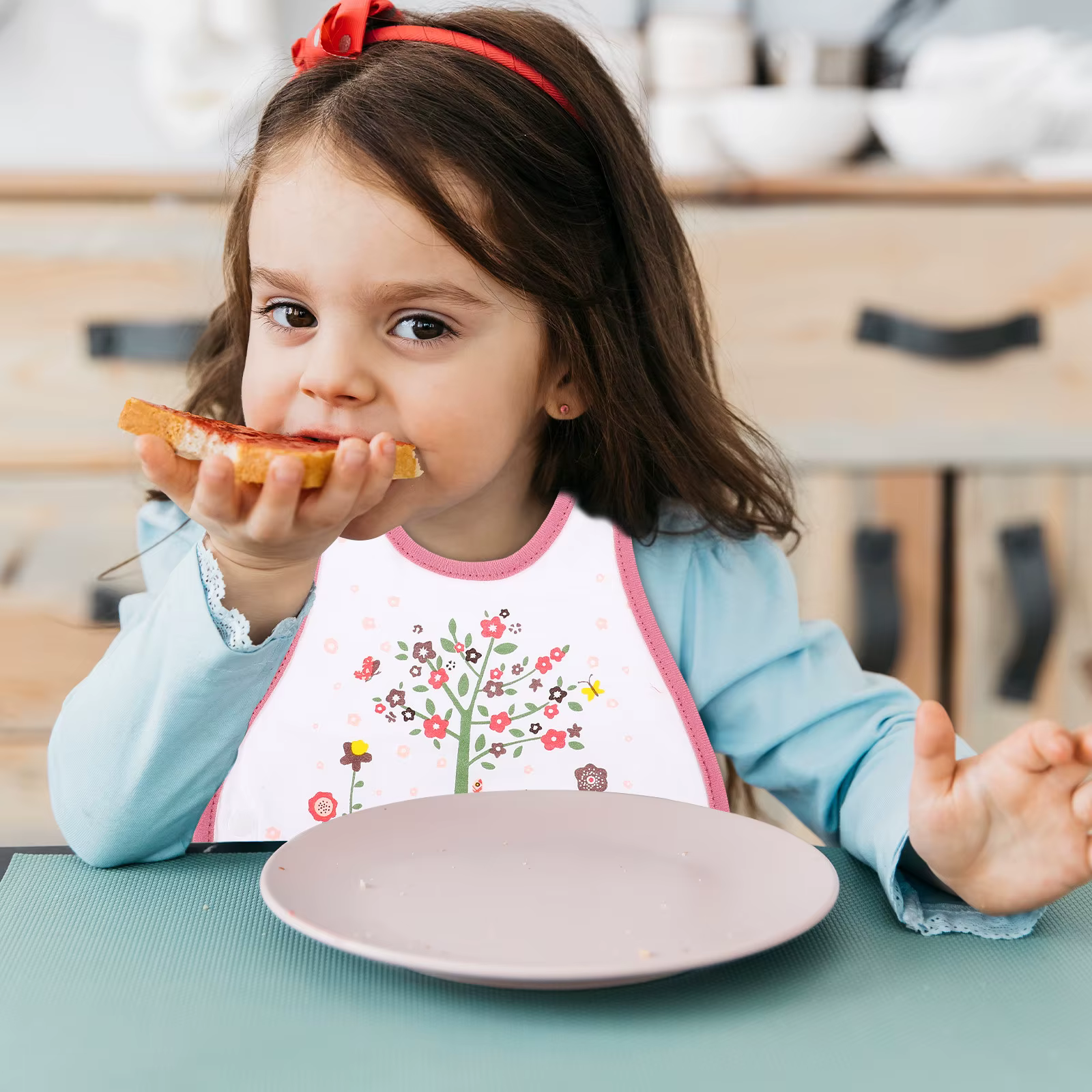 Babero impermeable de algodón para alimentación infantil con correa - imagen 3