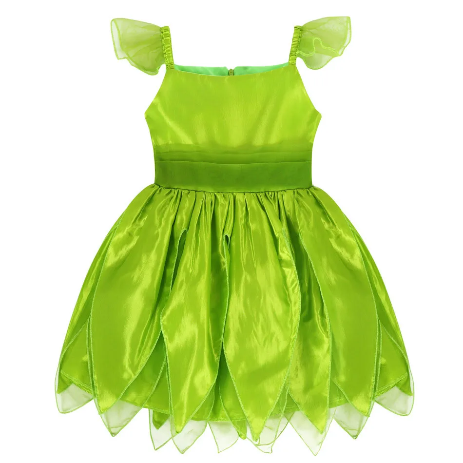 Niña probándose el vestido de hada en entorno festivo
