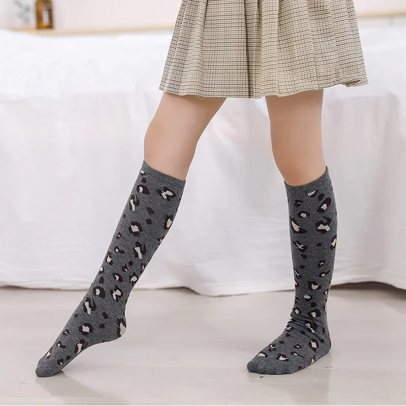 Calcetines hasta la rodilla de algodón con estampado leopardo para niña - imagen 3