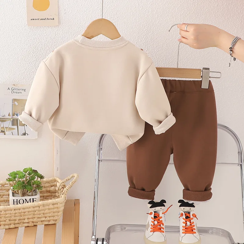 Detalle del tejido suave del conjunto infantil