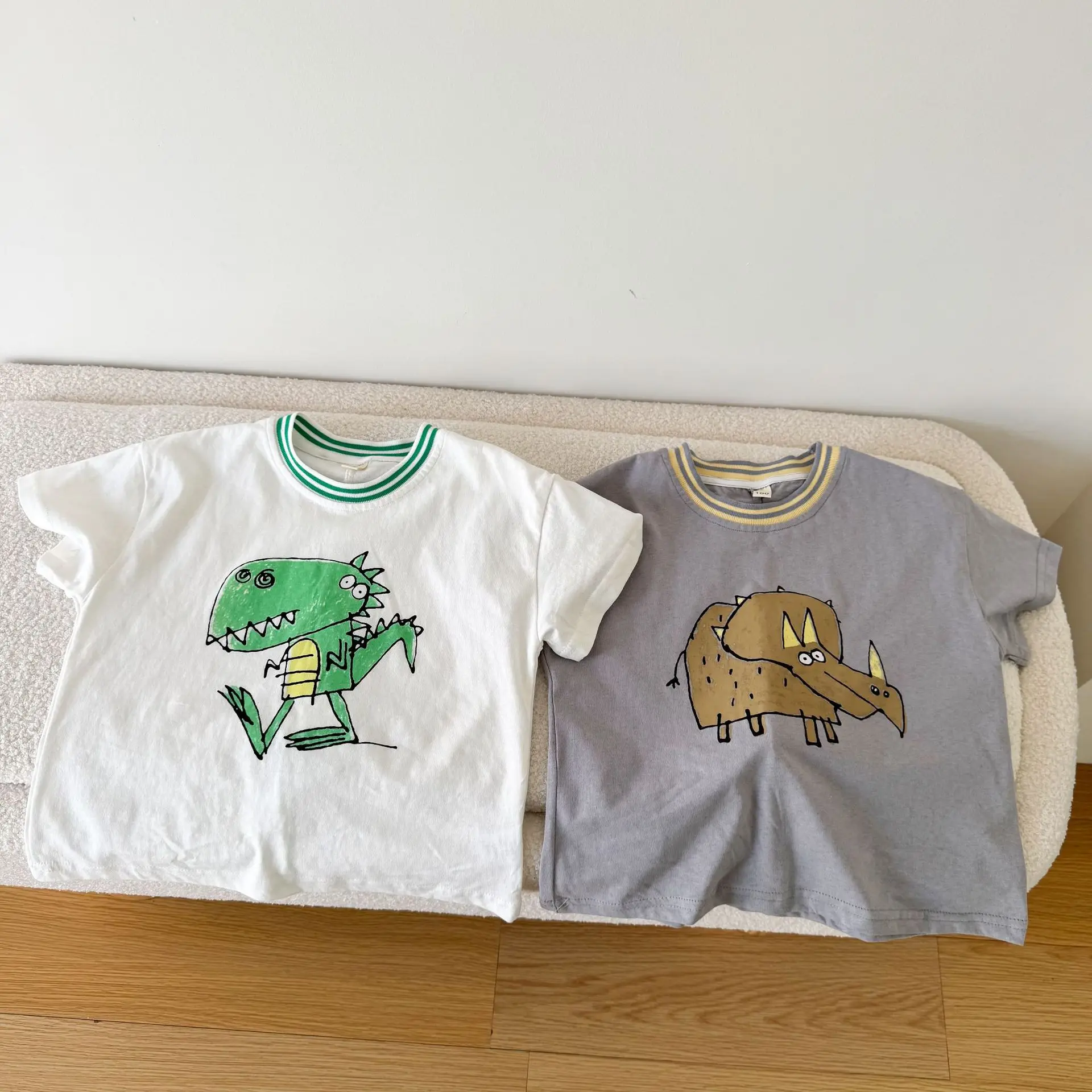 Estampado de dibujo animado en camiseta infantil