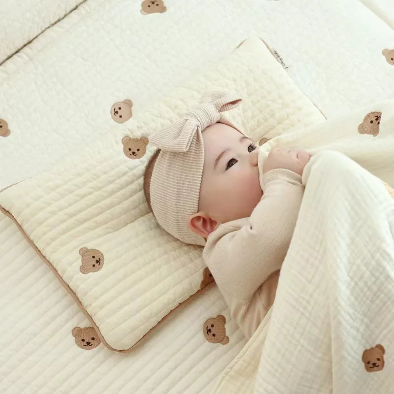 Almohada bordada de algodón para bebé con diseño delicado
