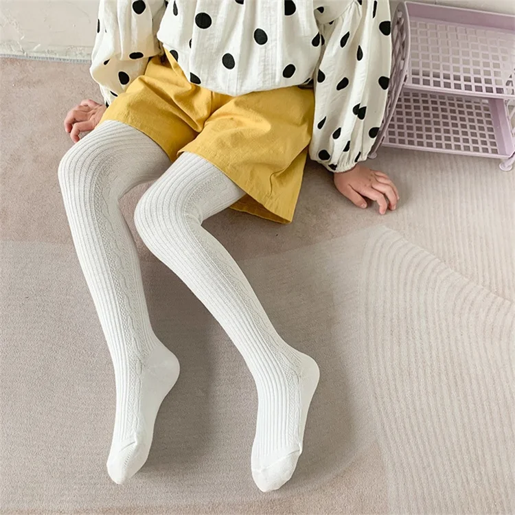 Niña con medias LAWADKA en outfit primaveral
