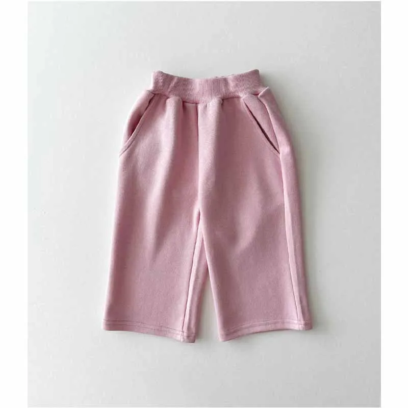 Vista del look completo: sudadera y pantalón