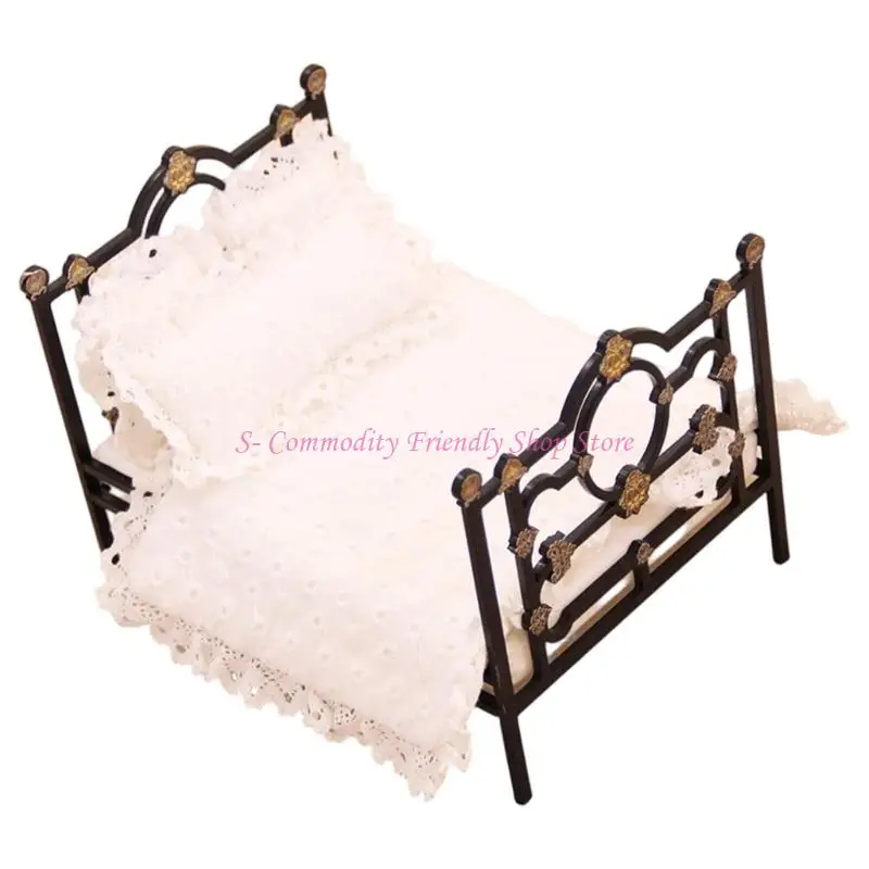 Cama en miniatura para casas de muñecas con decoración